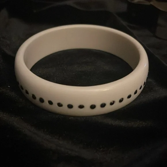 Vtg 80s Creamy Plastic Bangle with Black Gems - Picture 3 of 4